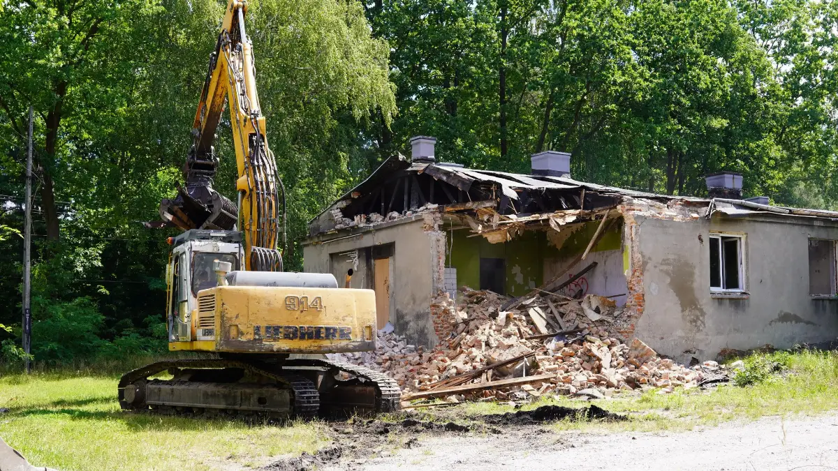 Trwa rozbiórka budynków przy ulicy Asfaltowej w Skarżysku-Kamiennej