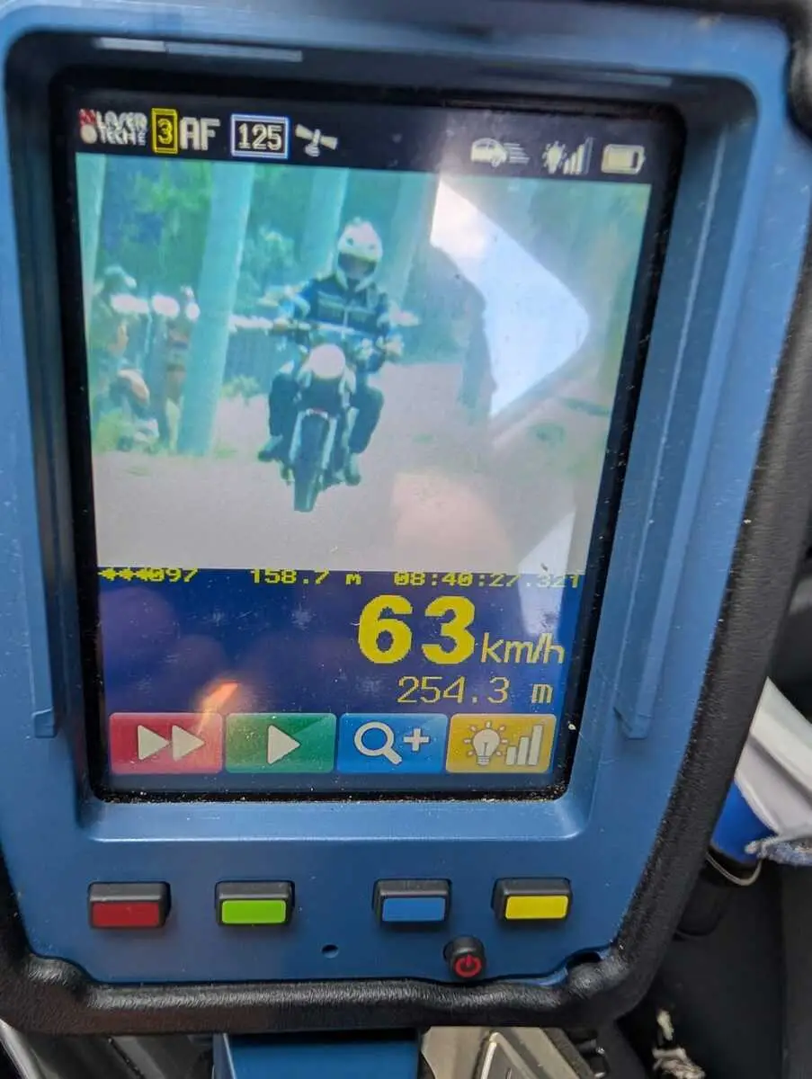 Motocyklista z zabranymi uprawnieniami zatrzymany za prędkość